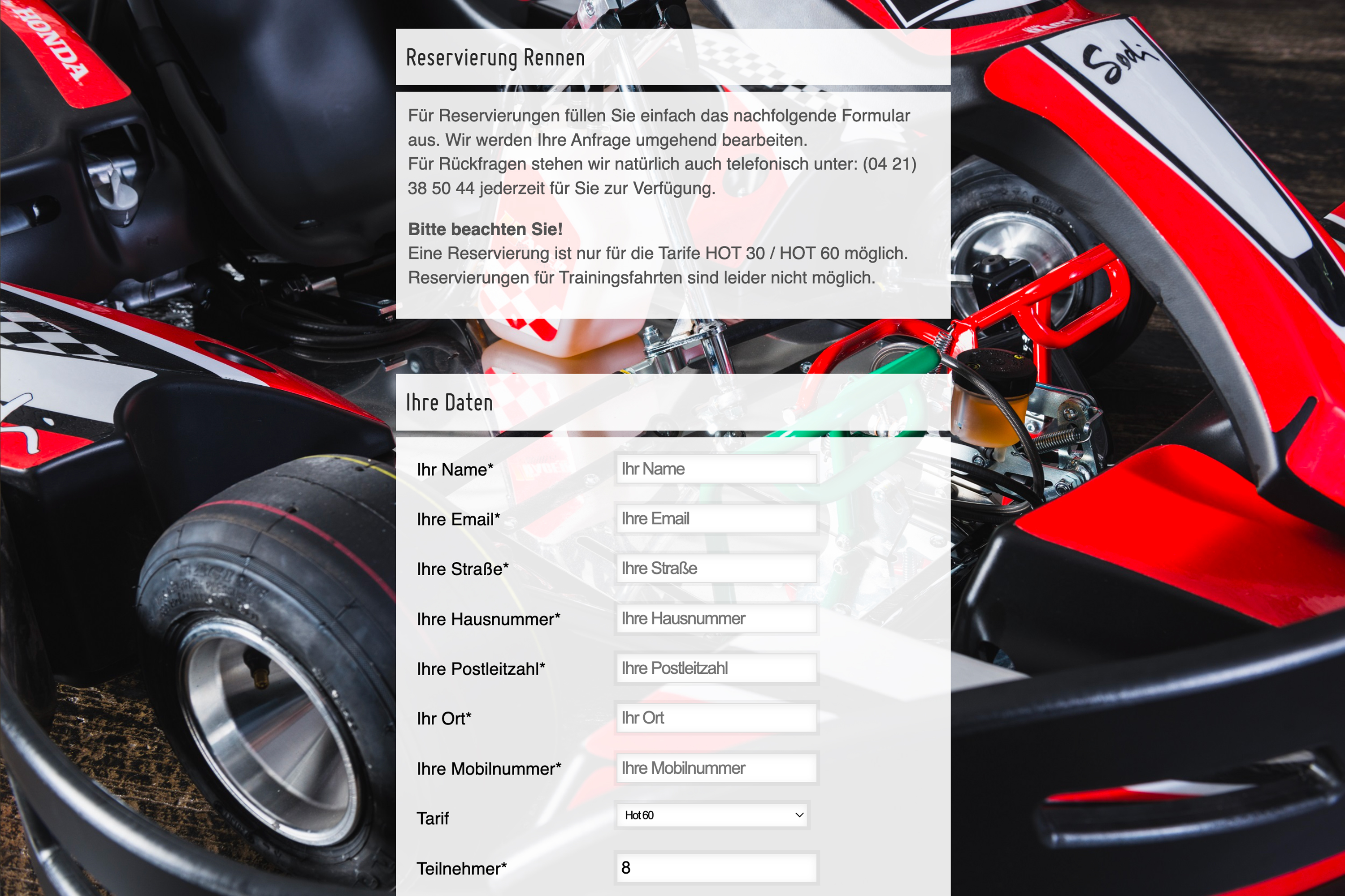 Nahaufnahme eines Go-Karts mit schwarzer und roter Lackierung, umgeben von einem Reservierungsformular für Rennausschreibungen.