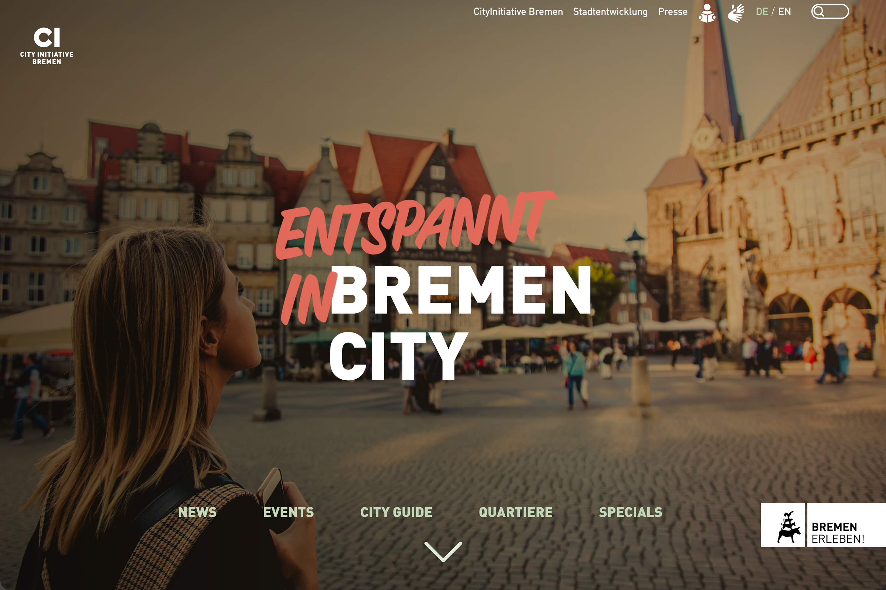 Frau blickt auf den Bremer Marktplatz mit historischen Gebäuden und einer Kirche im Hintergrund. Entspannt in Bremen City.