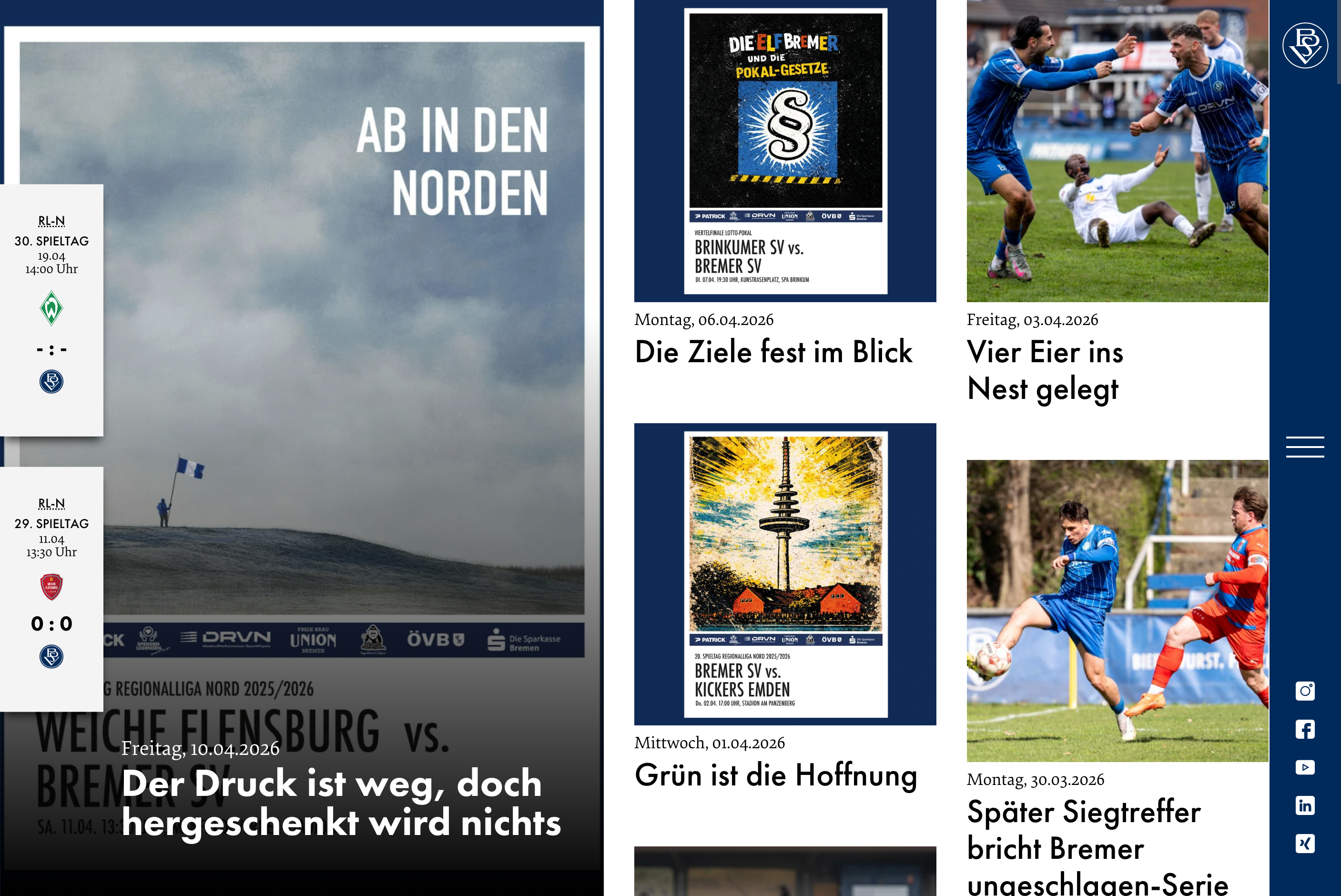 Zwei Fußballmannschaften stehen sich auf dem Feld gegenüber. Im Hintergrund weht ein Fahnenmast mit blauen und weißen Flaggen.