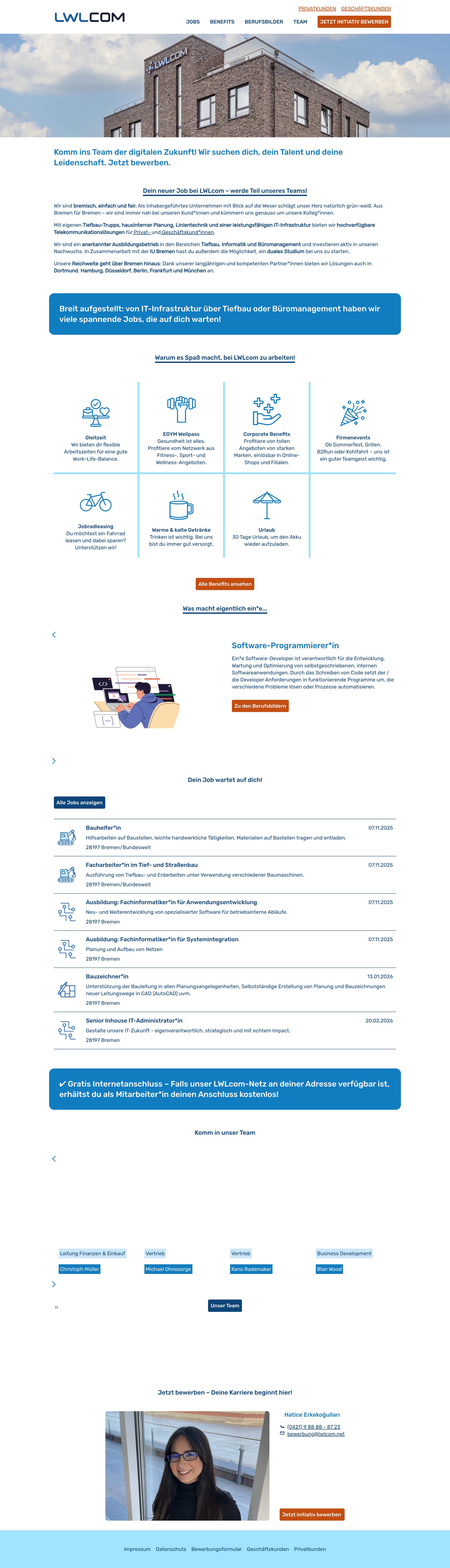 Moderne Holzarchitektur mit blauem Himmel im Hintergrund, präsentiert als Teil des Online-Angebots zur Kundenberatung.