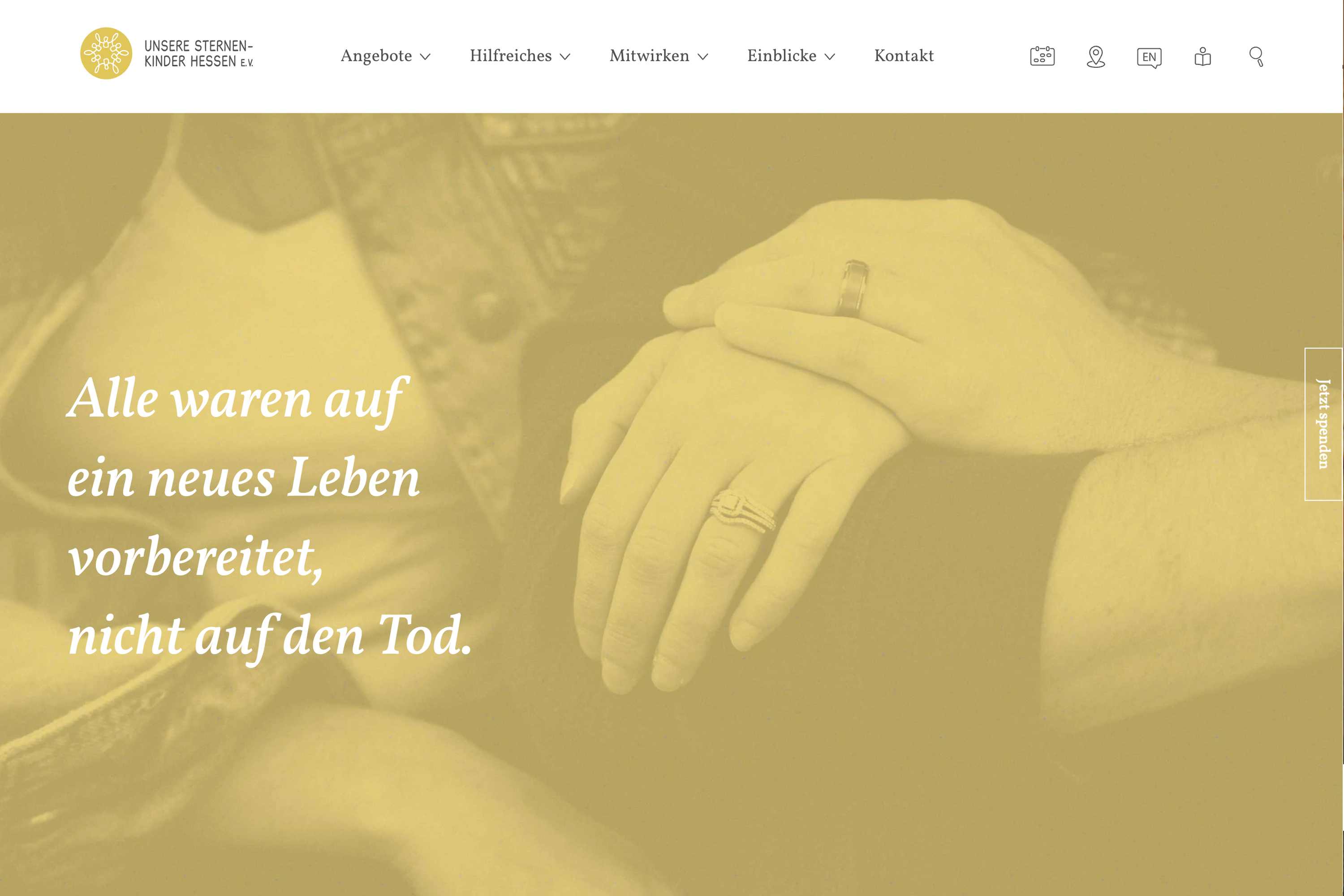 Zwei Hände halten sich, eine mit einem Ring. Der Hintergrund ist in sanften Gelbtönen gehalten.